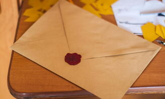 Ein alter Brief mit Wachssiegel.