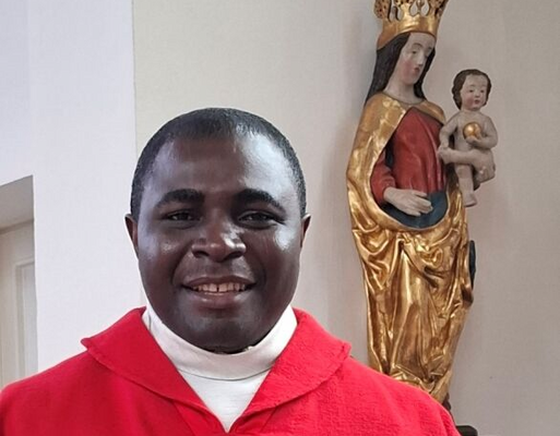 Kaplan Jude Nwankwo vor einer Marienstatue