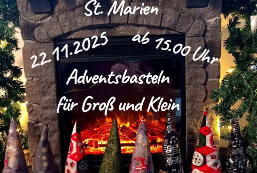 Kreativ gestaltete Figürchen stehen vor einem Ofen, der mit Tannengrün dekoriert ist.