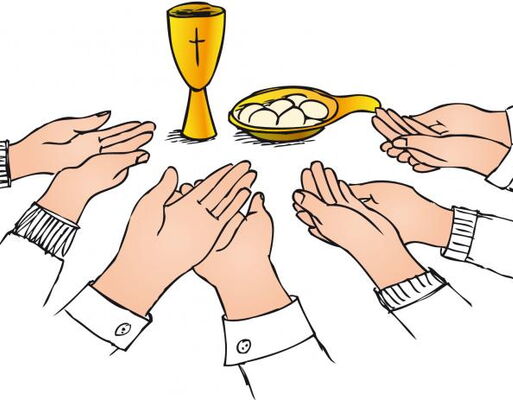 Vier Kinder halten ihre Hände für den Empfang der ersten Kommunion auf. Im Hintergrund Kelch und Hostienschale.