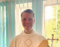 Pfarrer Theuermann in der Sakristei