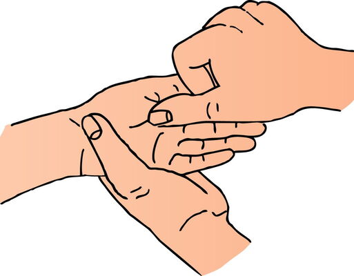 Eine Person bekommt zur Krankensalbung ein Kreuz auf die Hand gezeichnet.