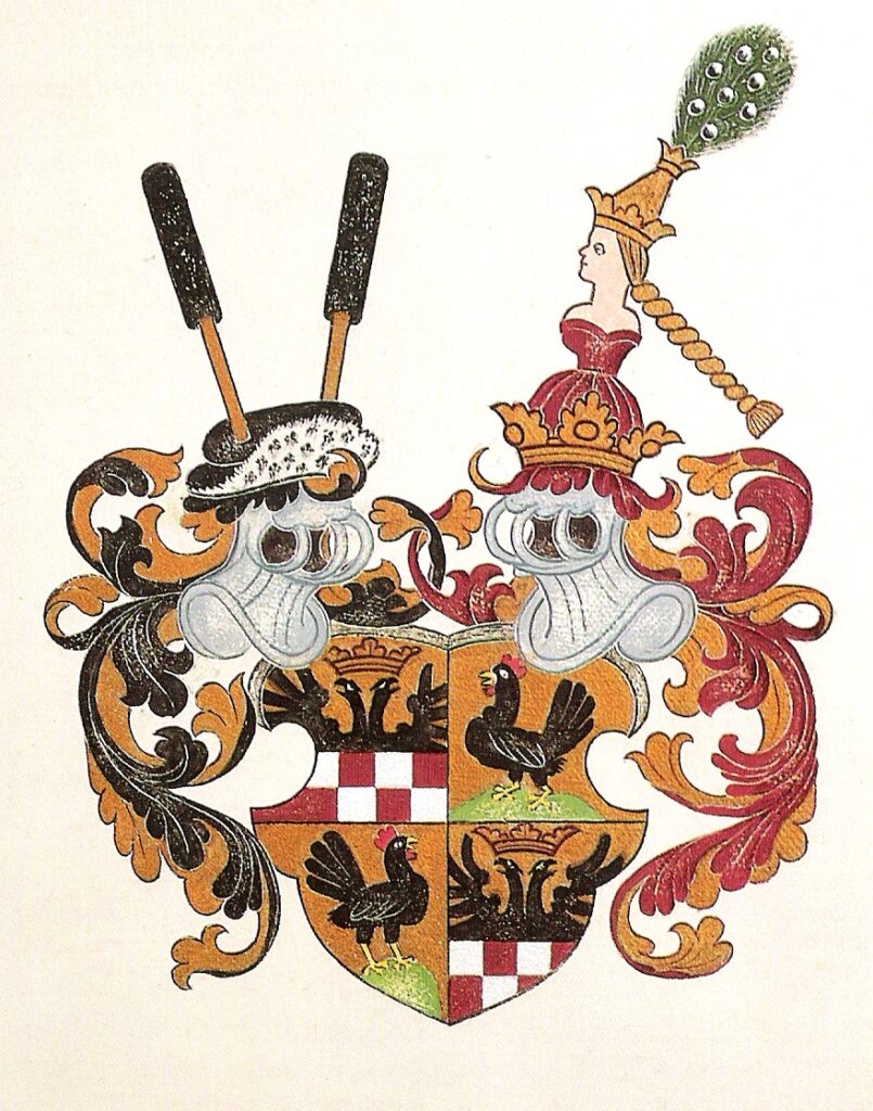 Mittig in Schildform vier Darstellungen von Hennen auf Bergen. Außen herum ummantelnd Ritterhelme mit korintischem Blattmantel.