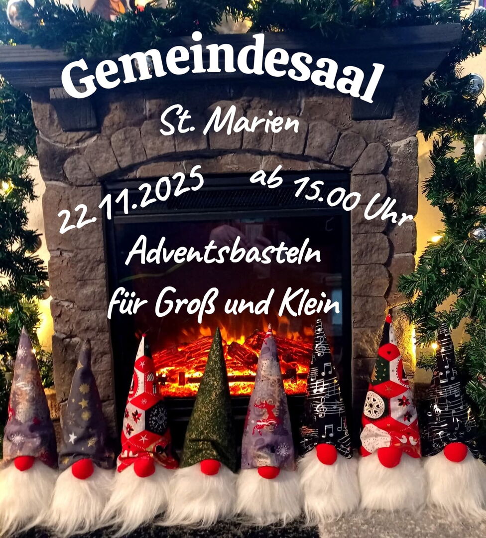 Kreativ gestaltete Figürchen stehen vor einem Ofen, der mit Tannengrün dekoriert ist.